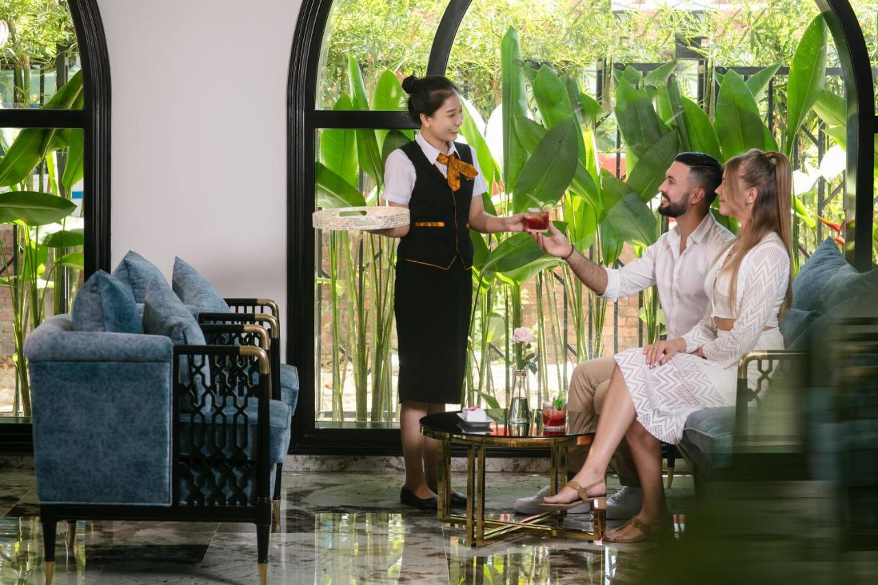 Grand Sunrise Palace Hoi An- A Luxury Indochine Hotel & Spa المظهر الخارجي الصورة A hotel butler serving drinks