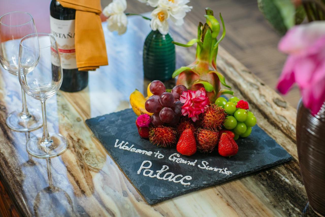 Grand Sunrise Palace Hoi An- A Luxury Indochine Hotel & Spa المظهر الخارجي الصورة Fruit platter at the Grand Santer Palace