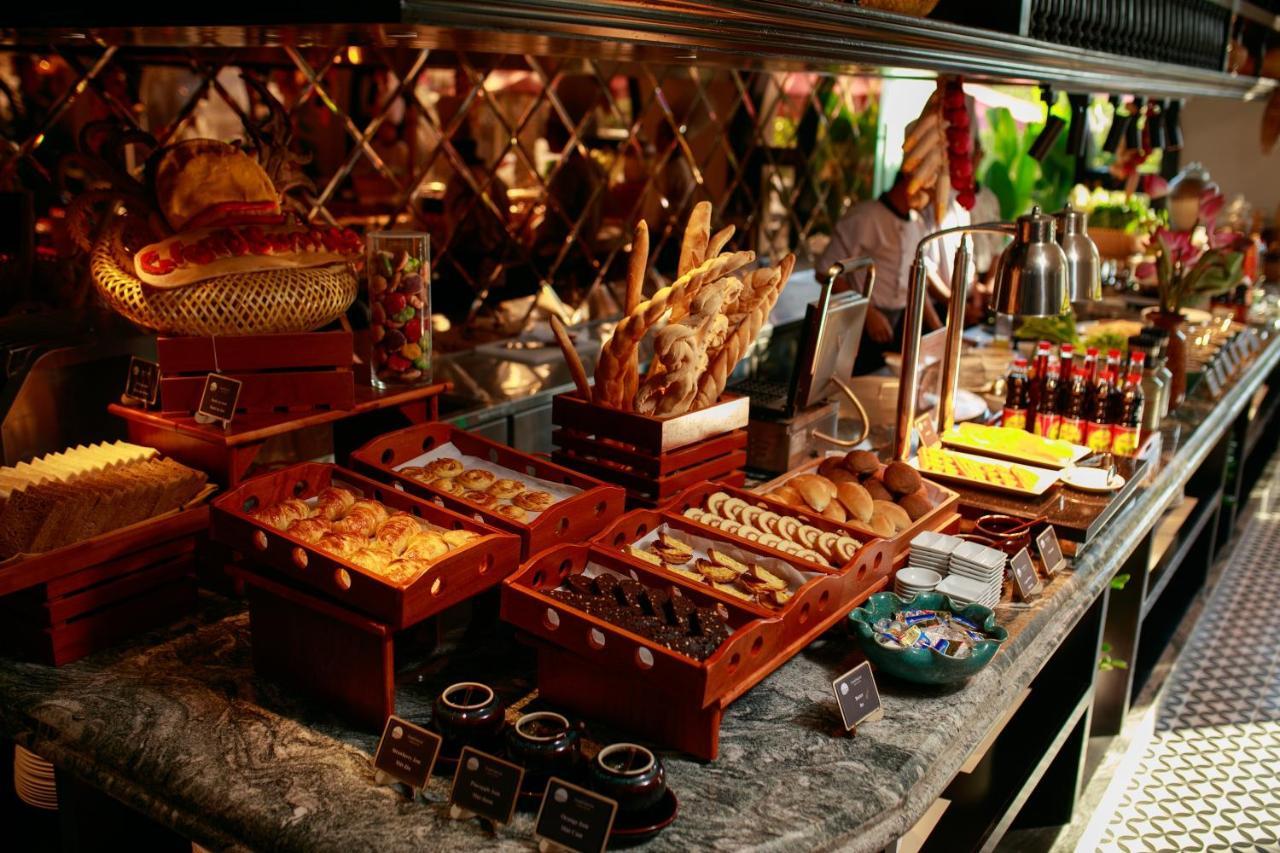 Grand Sunrise Palace Hoi An- A Luxury Indochine Hotel & Spa المظهر الخارجي الصورة A buffet at a hotel
