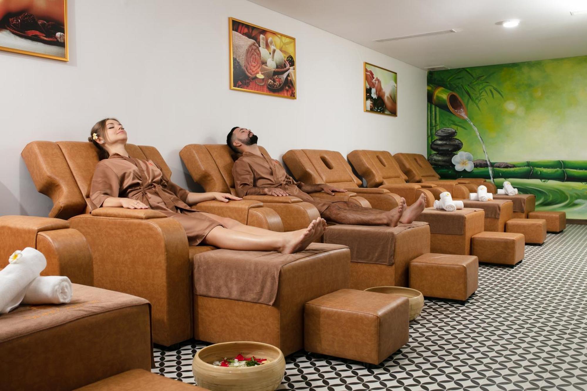 Grand Sunrise Palace Hoi An- A Luxury Indochine Hotel & Spa المظهر الخارجي الصورة A foot massage parlor in Vietnam