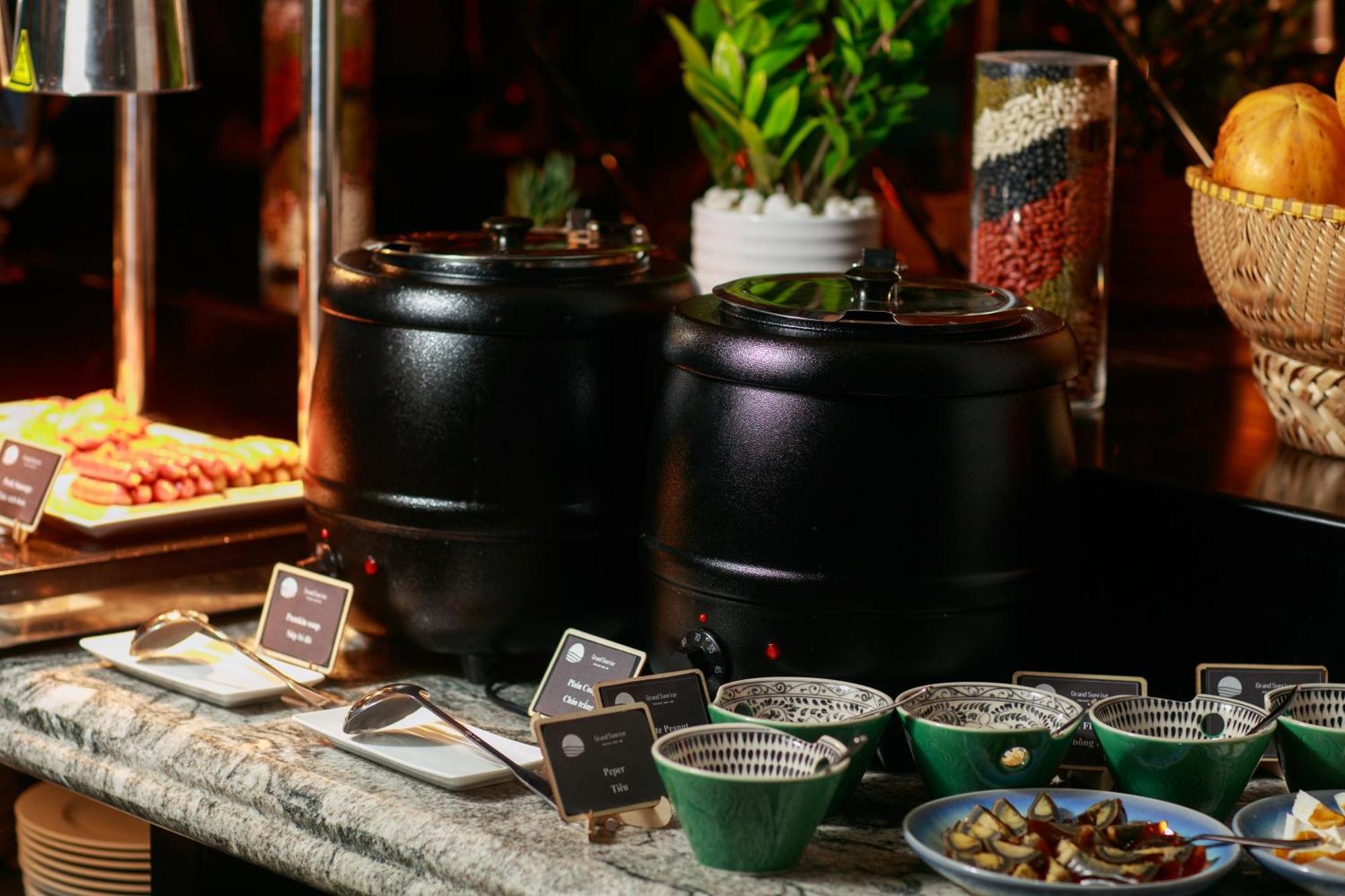 Grand Sunrise Palace Hoi An- A Luxury Indochine Hotel & Spa المظهر الخارجي الصورة A chafing dish