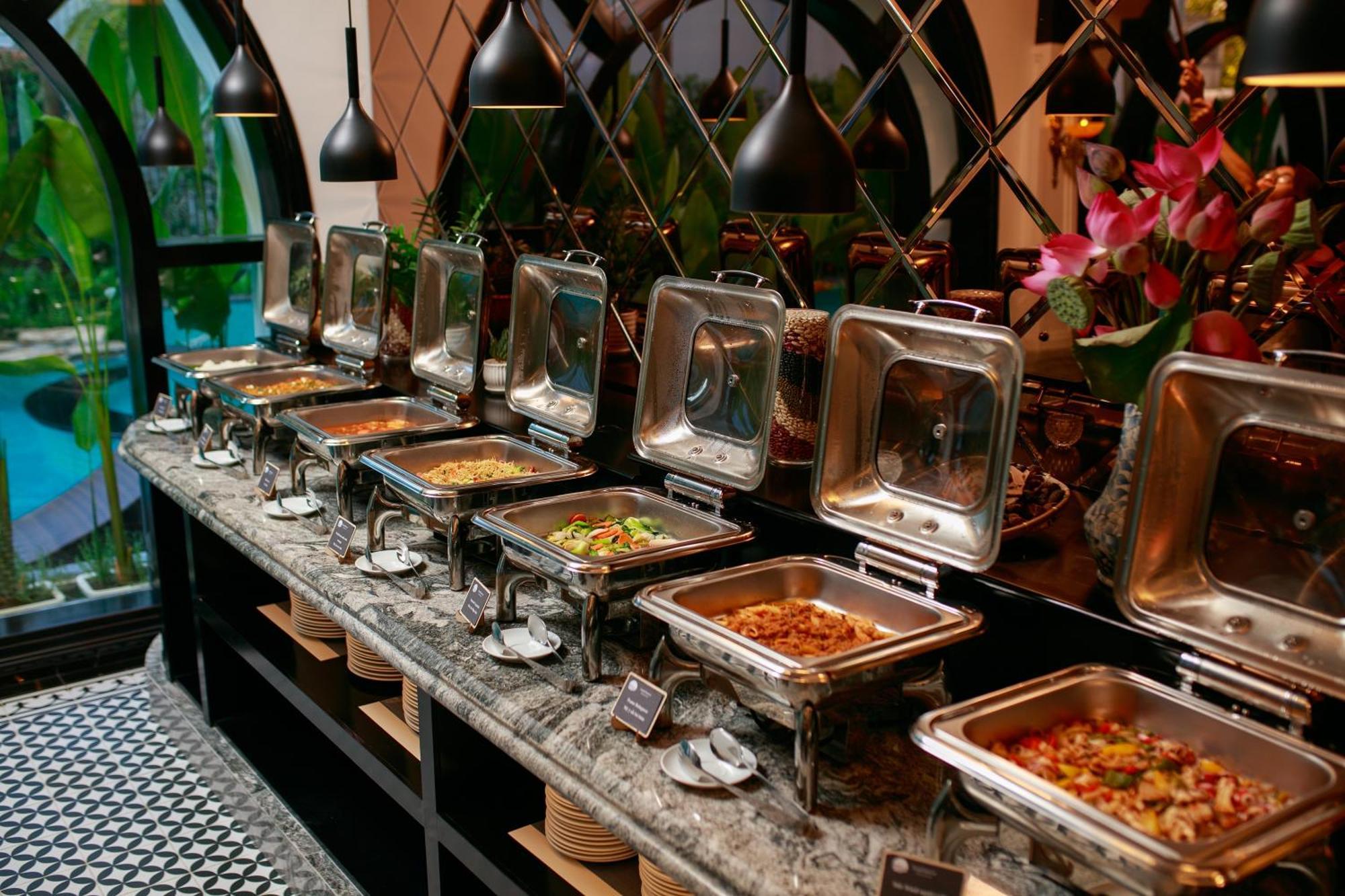 Grand Sunrise Palace Hoi An- A Luxury Indochine Hotel & Spa المظهر الخارجي الصورة A buffet at a restaurant